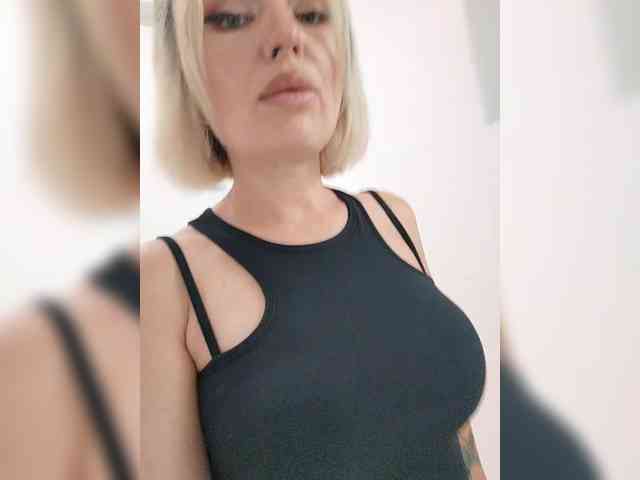 MinniMia's sex show image