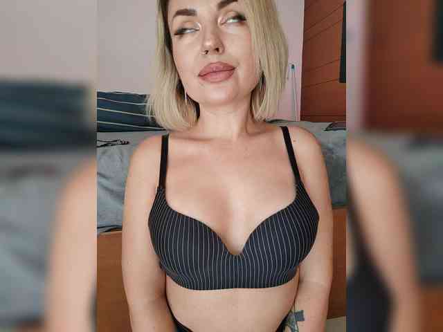 MinniMia's sex show image