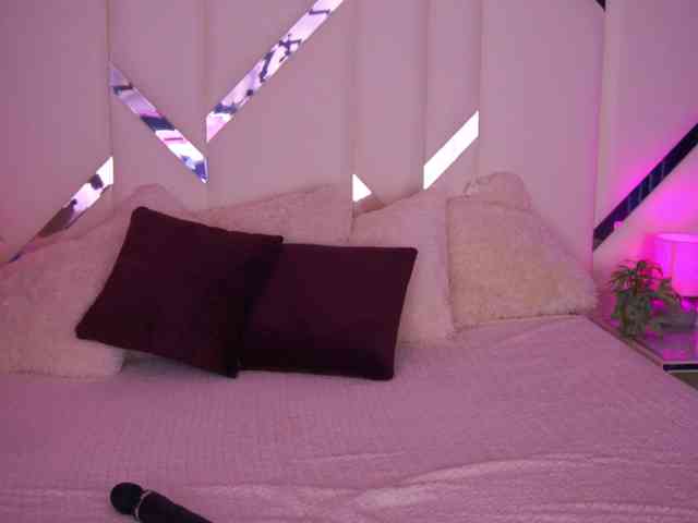 Изображение секс-шоу модели FloraGreys Изображение секс-шоу модели FloraGreys