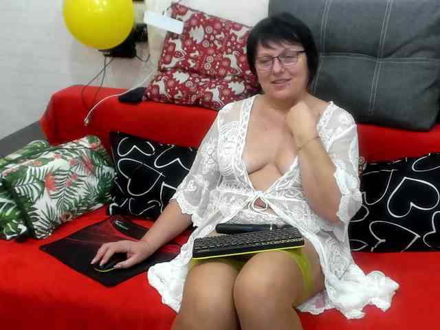 KyliePage1's sex show image