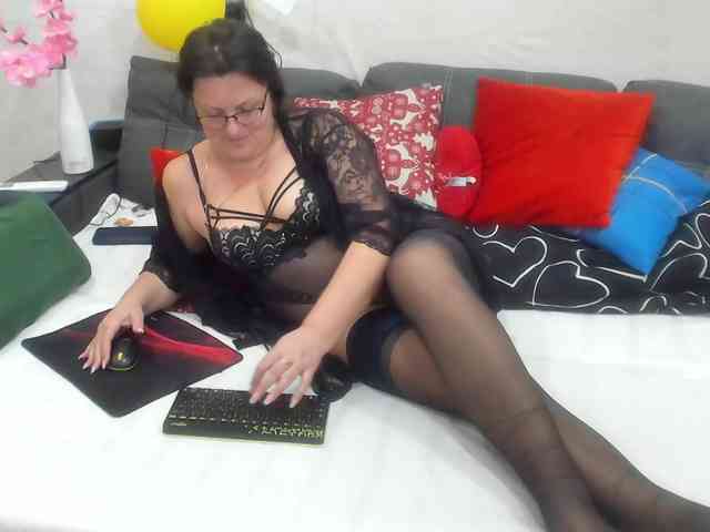 KyliePage1's sex show image