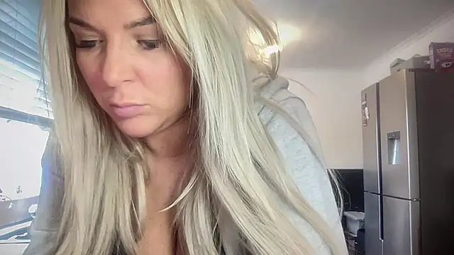 Bustyblondebabe32's sex show image