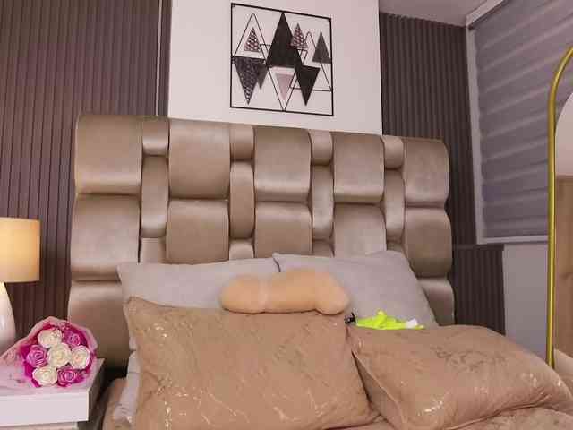 XXMILE's sex show image