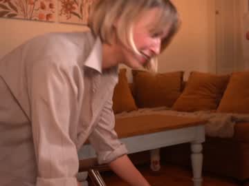 ms_dira's sex show image