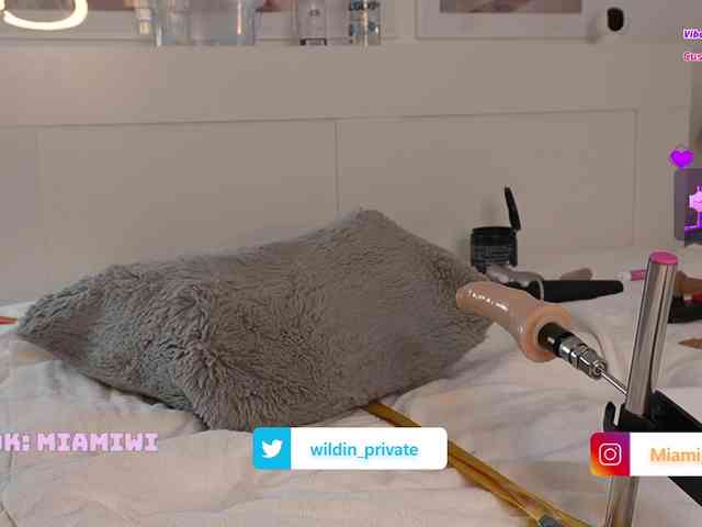 Изображение секс-шоу модели Emmababe Изображение секс-шоу модели Emmababe