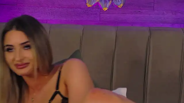 LoraDevine's sex show image