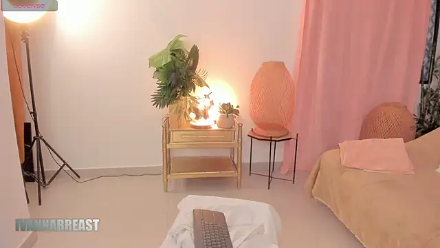 Ivannabreast_Official's sex show image