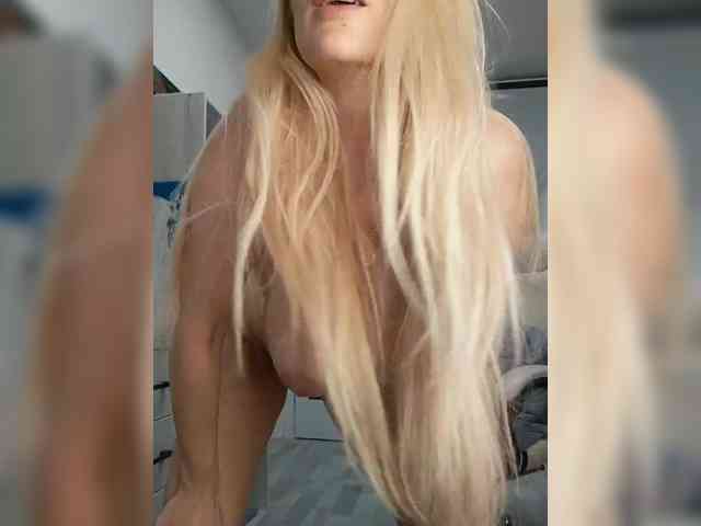 MonnaSky's sex show image