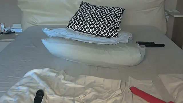 -K--'s sex show image