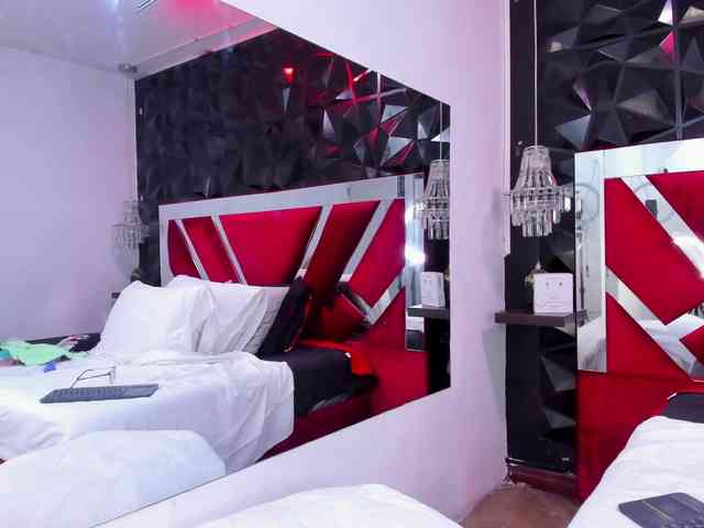 AnnieSanz's sex show image