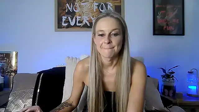 Imyourgoodgirl69xo's sex show image