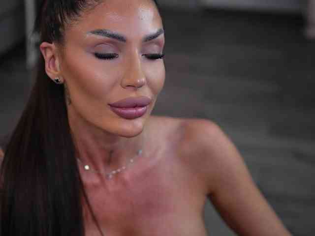 Изображение секс-шоу модели RaquelleVon