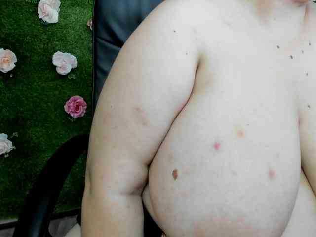 Изображение секс-шоу модели HugeTittiess