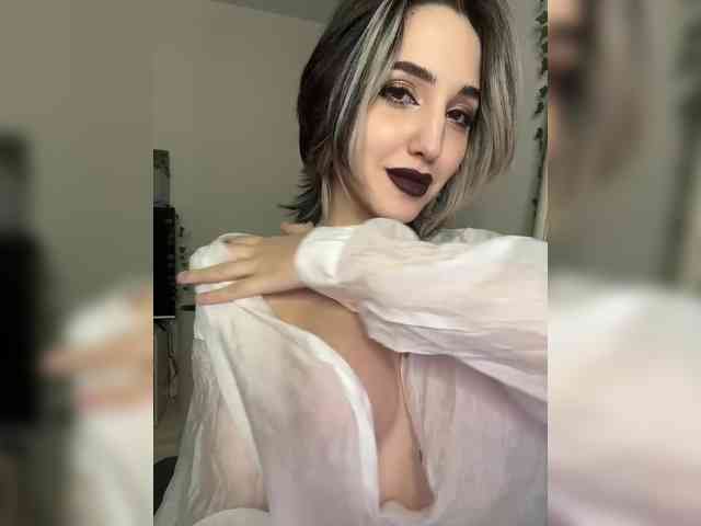 Изображение секс-шоу модели YoloLove Изображение секс-шоу модели YoloLove