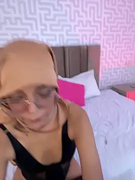 naishaa_'s sex show image