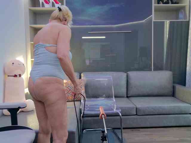 FitCougar's sex show image