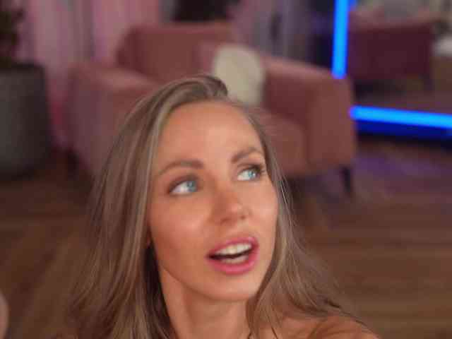 EvaFashionista's sex show image