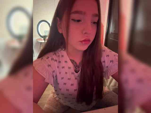 Изображение секс-шоу модели LittleDelora