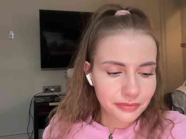 -VikkiL0vesCheese-'s sex show image