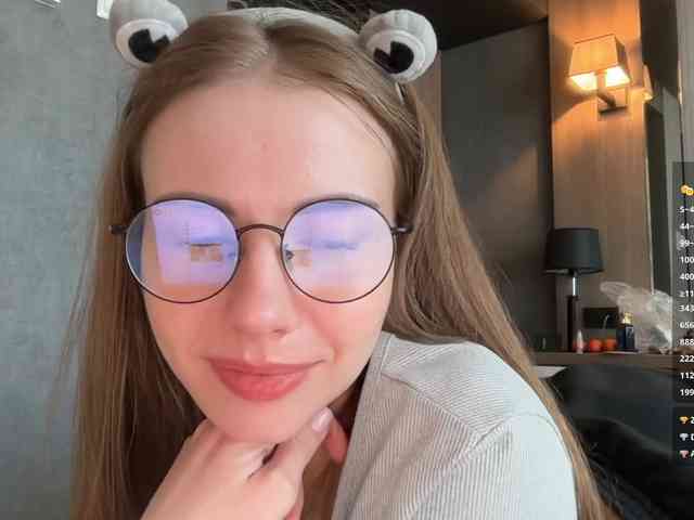 -VikkiL0vesCheese-'s sex show image