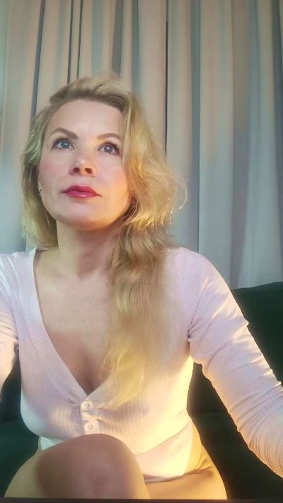 Julia__Giulia's sex show image