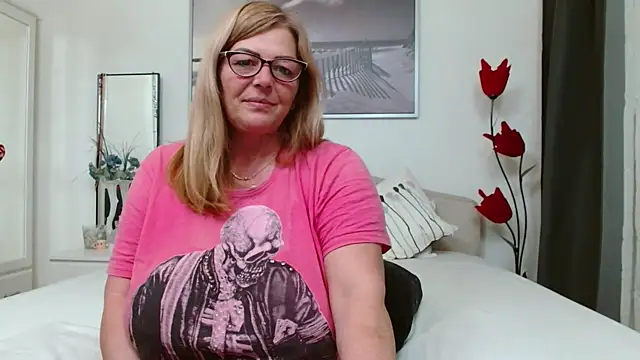 YulliaMilf's sex show image