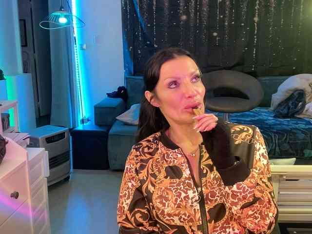 madamedecuir's sex show image