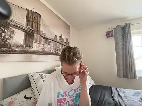 Curvy-Jinx's sex show image