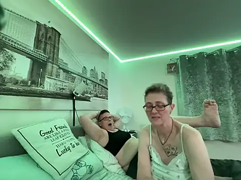 Curvy-Jinx's sex show image