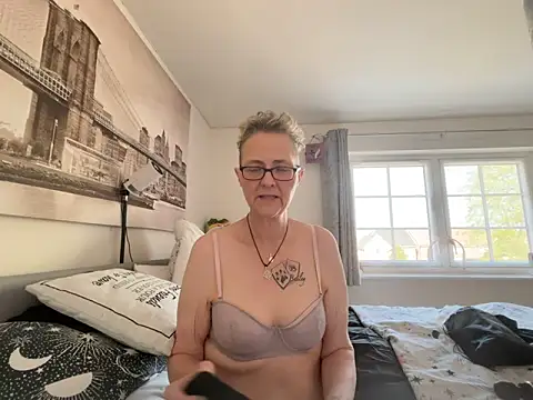 Изображение секс-шоу модели Curvy-Jinx