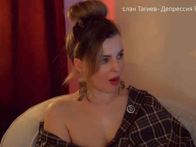 -Queen-Maria-'s sex show image