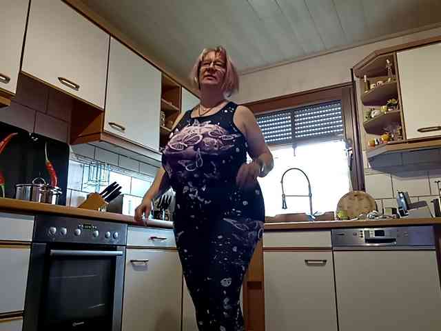 90dTitten's sex show image