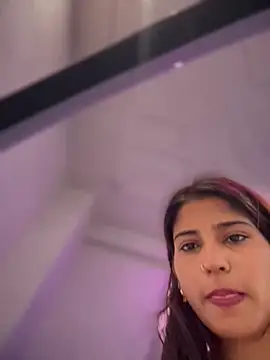 4U143's sex show image