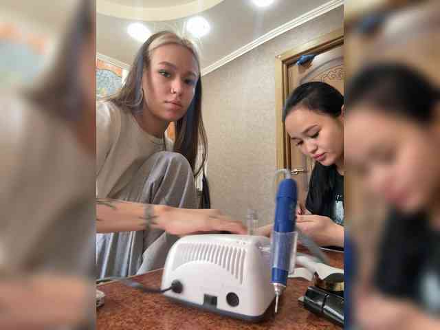 EmyEva's sex show image