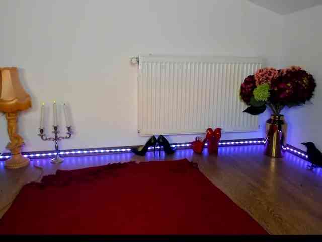 SatyneQueen's sex show image