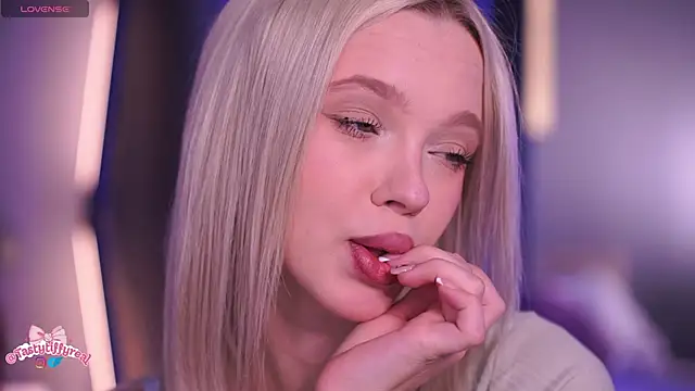 TastyTiffy's sex show image