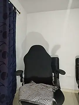 LucyDiamonds1's sex show image