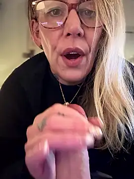 blondebitch2's sex show image