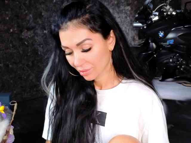 Изображение секс-шоу модели -BABAYAGA- Изображение секс-шоу модели -BABAYAGA-