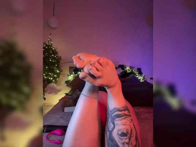 WhoreMira's sex show image