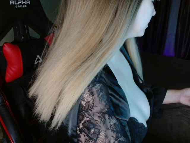 MiaLaFoxis's sex show image