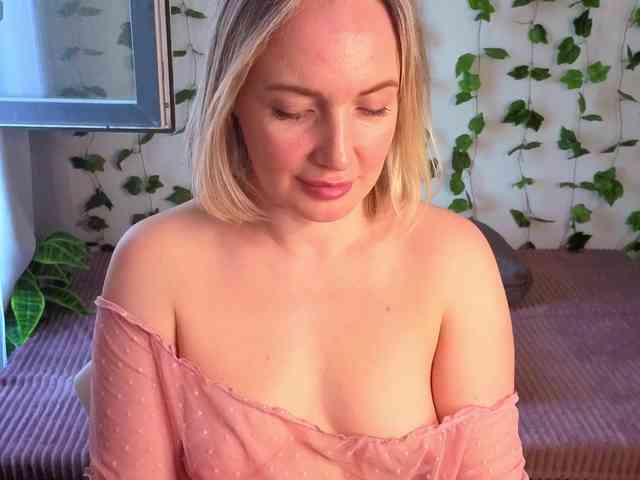 MonikaFoxys's sex show image