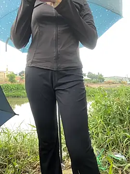 BigAssBee's sex show image