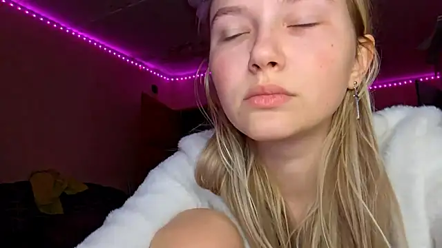 Изображение секс-шоу модели KarinRobertson