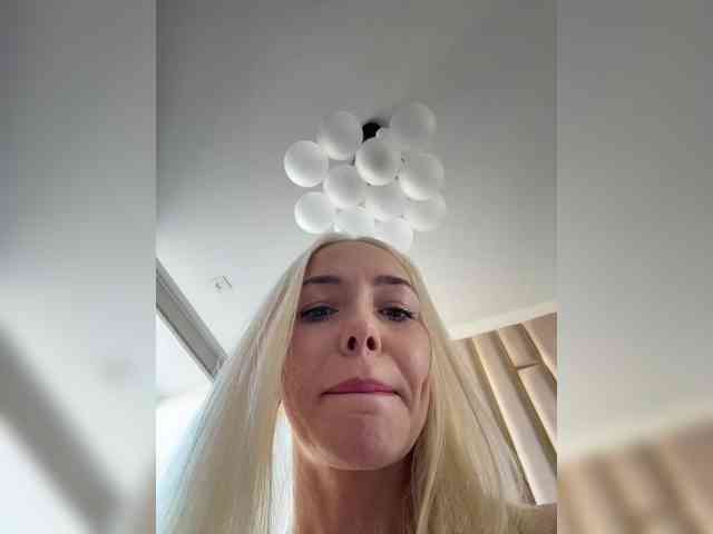 WhiteGirl-one's sex show image