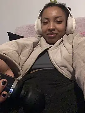 Queenkimi777's sex show image