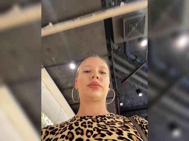 Linnea's sex show image