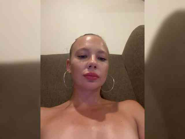 Linnea's sex show image