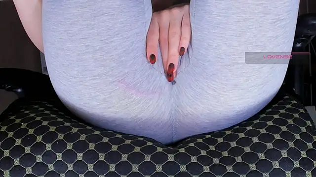 Cameltoe_squirt_inPants's sex show image