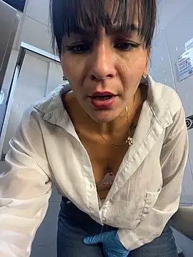 LuxeBrunetteXXX's sex show image